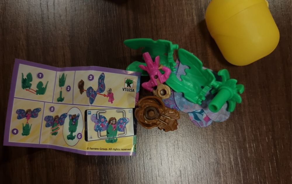 Играчки Kinder Surprise - 1 макси яйце и 6 яйца.