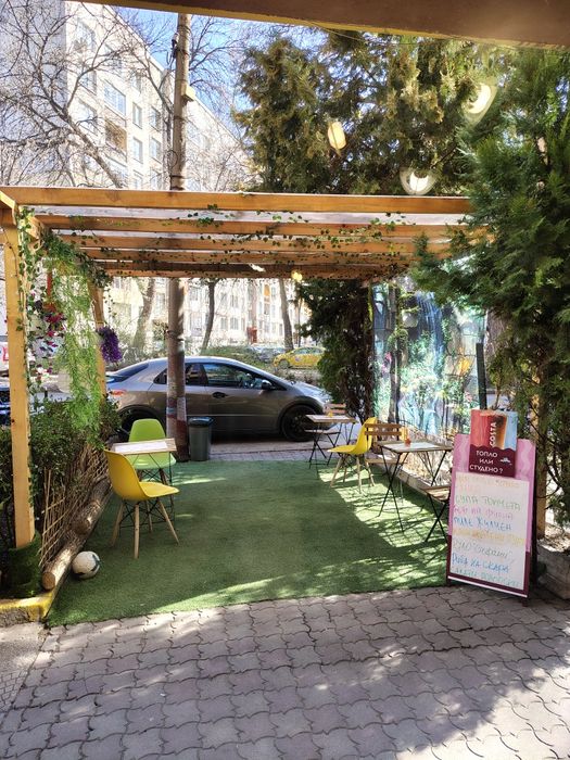 Продава се бизнес-кафе- магазин с топла точка за готова храна. На две нива по 35 кв. м.