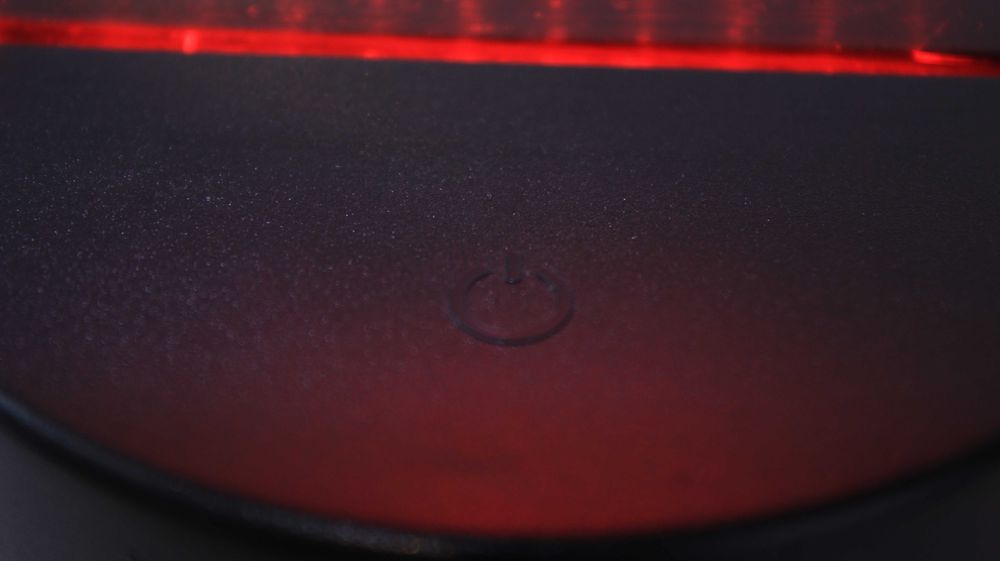 Firma/sigla luminoasa Technics.