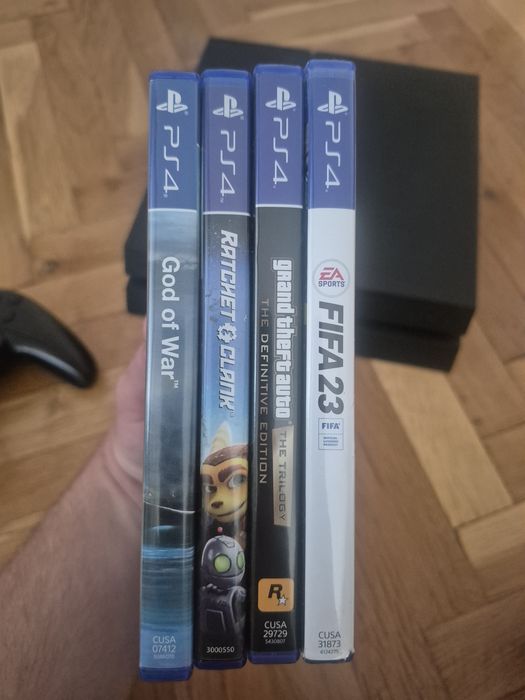 Playstation 4 500 GB с 4 ТОП игри и 1 джойстик