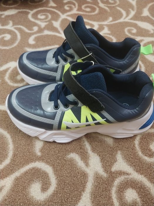 Подростковые кроссовки