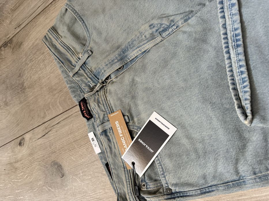 Blugi Jack & Jones, noi cu etichetă