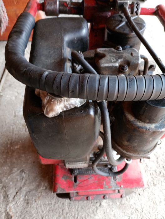 Mașina de tasat cu motor Hatz