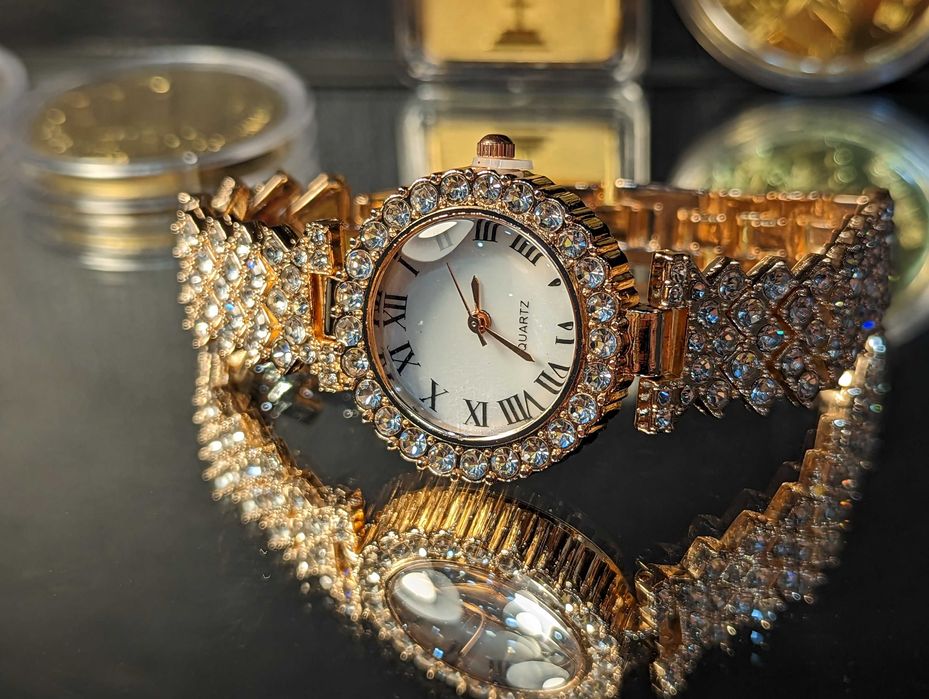 Страхотен дамски позлатен часовник   с множество камъни.