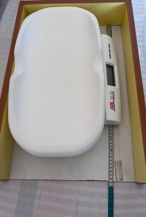 Електронна бебешка теглилка фирма  Ade и ръстомер