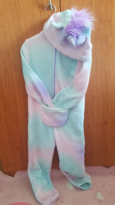 Дрешки за момиче 6г.