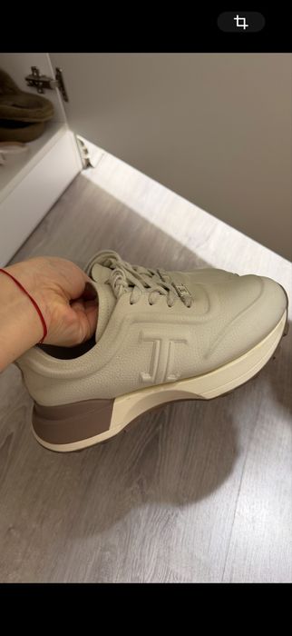 Женские кроссовки