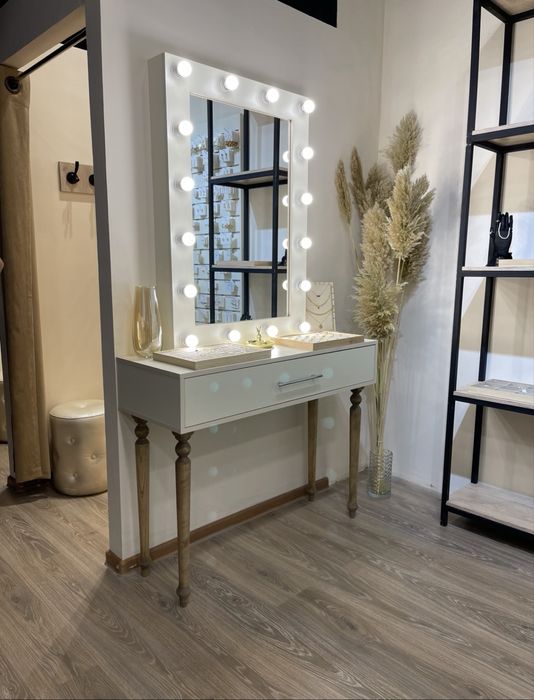 Туалетный столик с зеркалом и подсветкой (б/у)