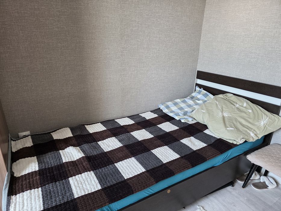 Продам кровать 90*200 с матрасом  в подарок