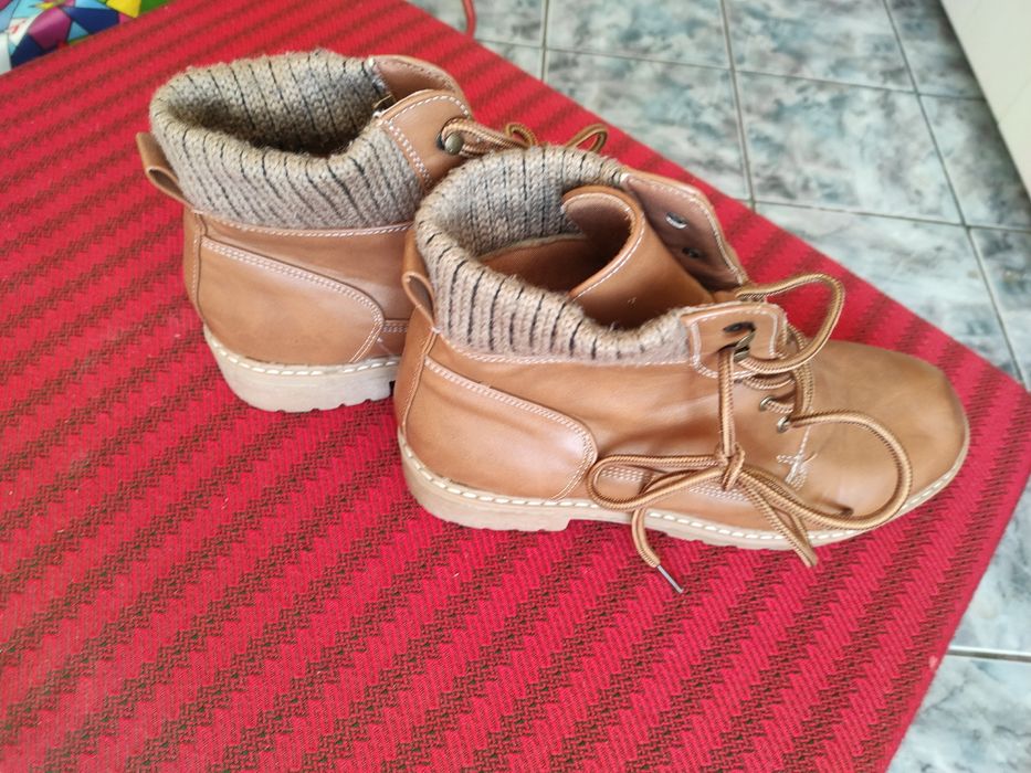 Ghete din piele 100%, nr. 41.
Foarte comode, foarte ușoare pr