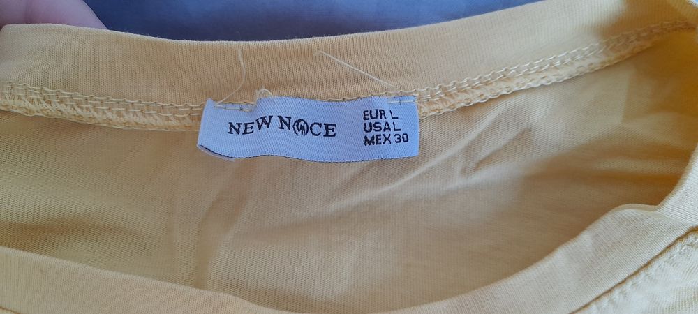 яркая новая футболка