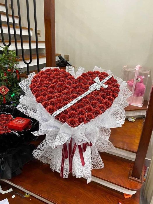 Гигантски букети от Вечни Рози !