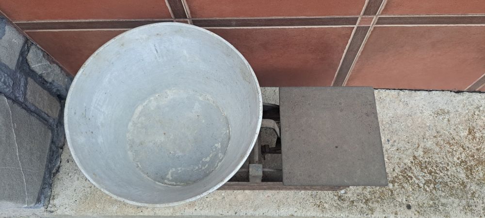 Cântar vechi cu greutăți