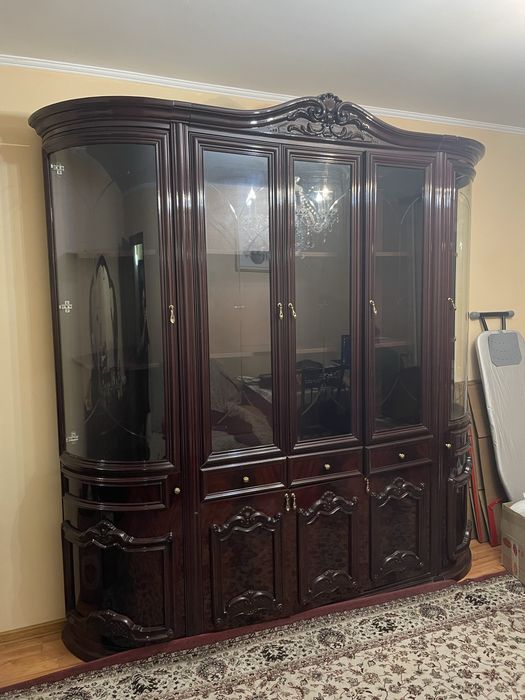 Продается сервант и трюмо