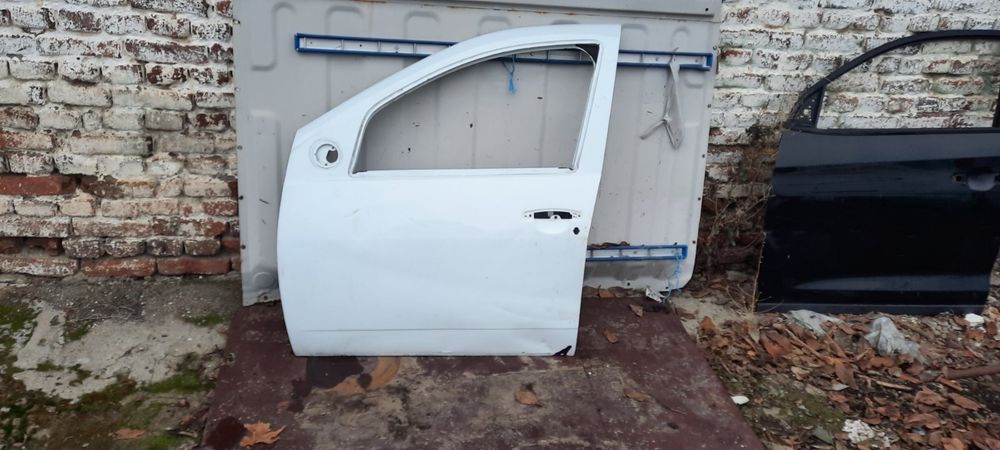 Предна лява  врата за Дачия 2009г 2012 Dacia Logan
