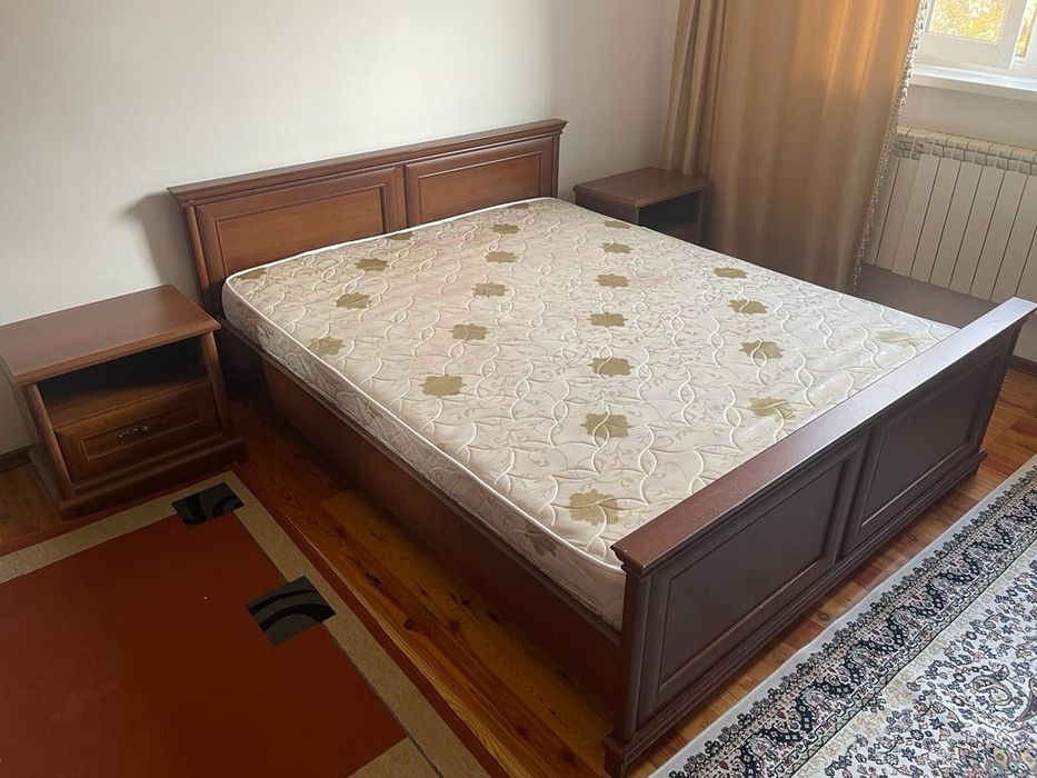 Кровать с прикроватными тумбами