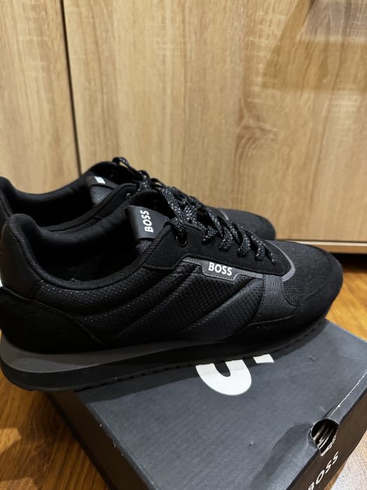 Продам кроссови Вoss