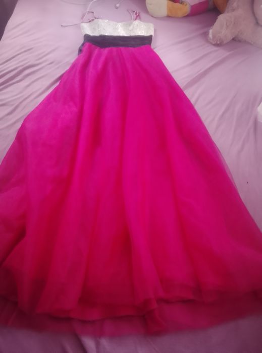 Rochie de prințesă de culoare roz, perfectă pentru ocazii speciale. Fabricată din materiale de calitate, această rochie adaugă un aer regal