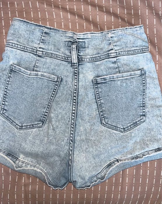 Pantaloni scurti de blug