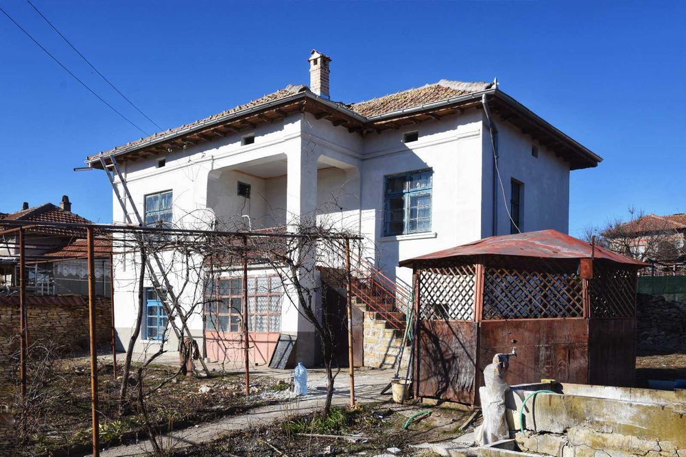 Двуетажна къща в село Долна Липница