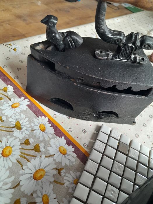 Fier de calcat antic