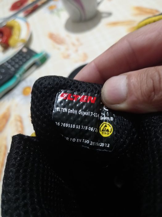 Vând bocanci cu protecție Nr. 37,5