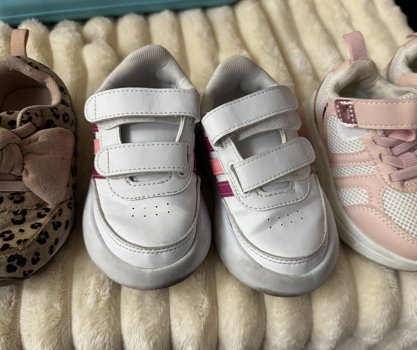 Adidasi fetite marimea 23 / 2-3 ani