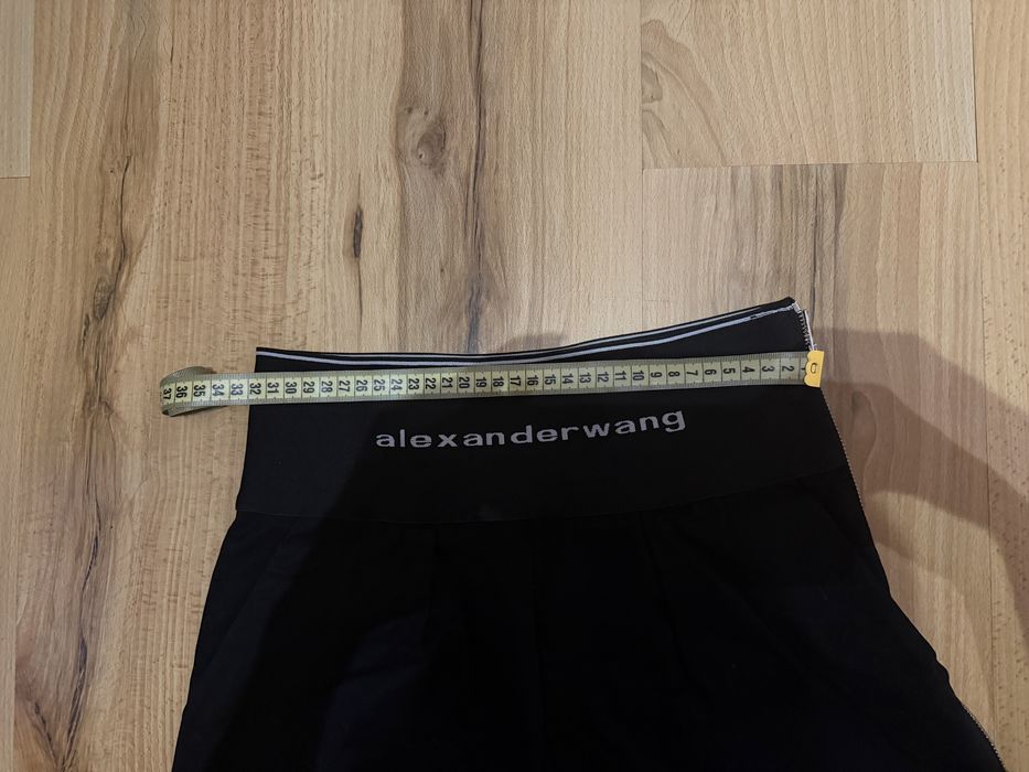 гещеризон Evis, блузка Balmain, къси панталонки Alexander Wang