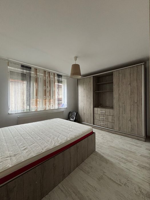 Самостоятелна къща с двор и гараж в Кюстендил