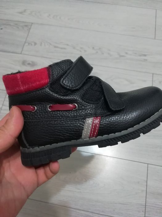 Продам детскую обувь