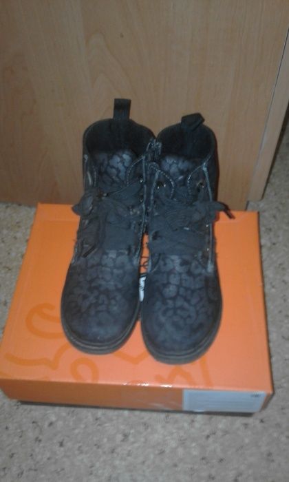 Продам демисезонные ботинки для девочки.