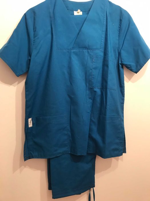 Vand  2 costume medicale si 1 halat medical
