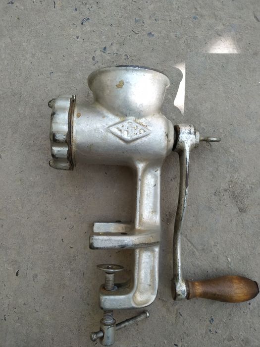 Продается ручная мясорубка железная