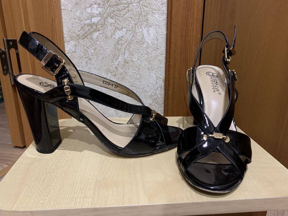 Продам женские босоножки