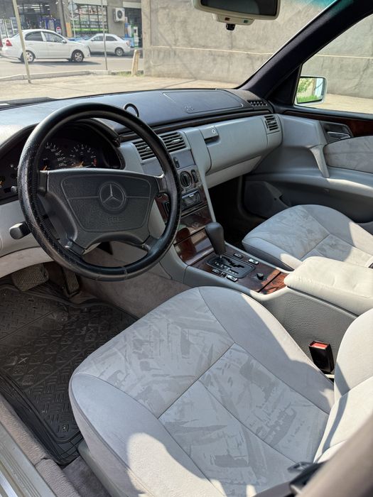 W 210  Mercedes-benz