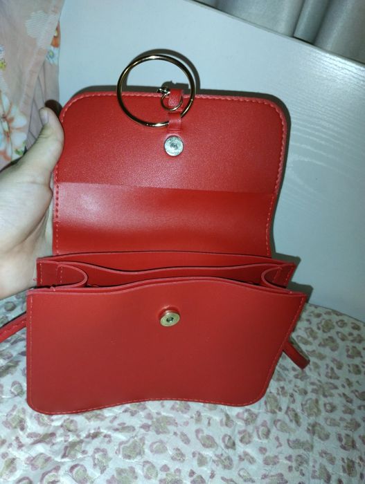 Продаю красную сумку