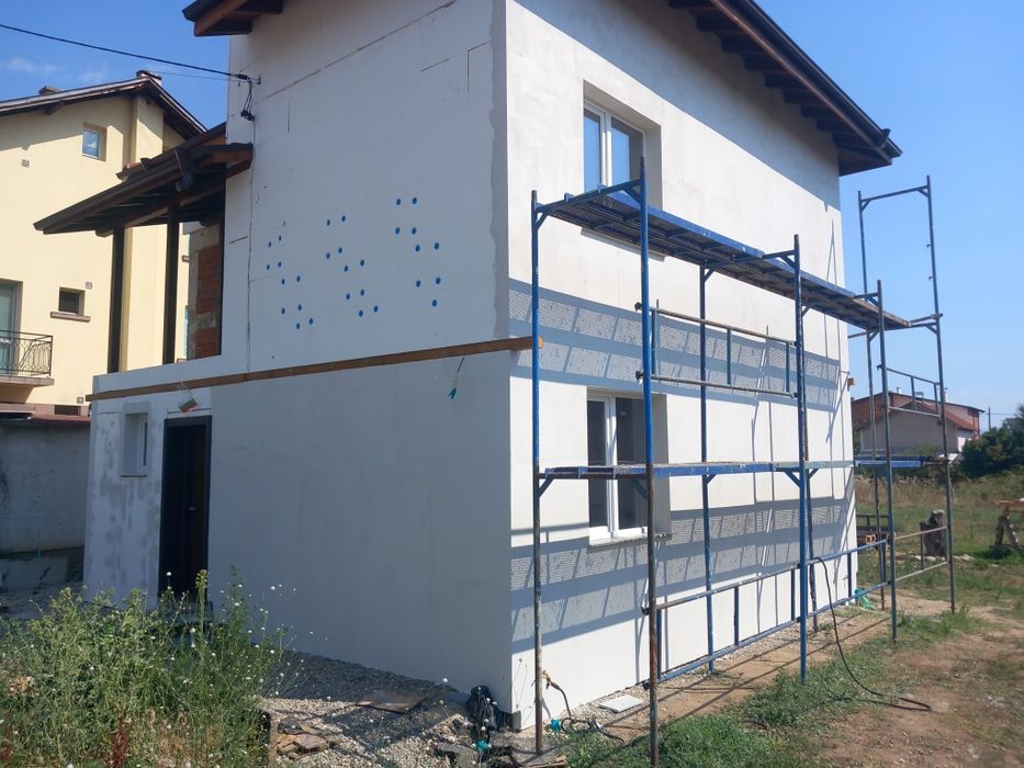 Топлоизолация от алпинисти скеле ремонт на фуги и фасади алпинист