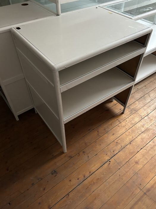 Стелжи за магазин