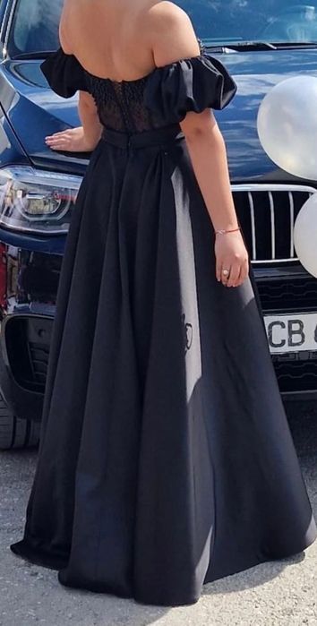 Черна рокля с перли и камъчета.