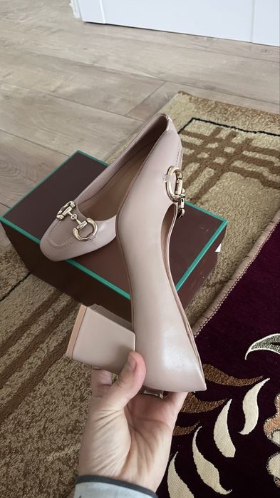 Туфли новые невысоким каблуком