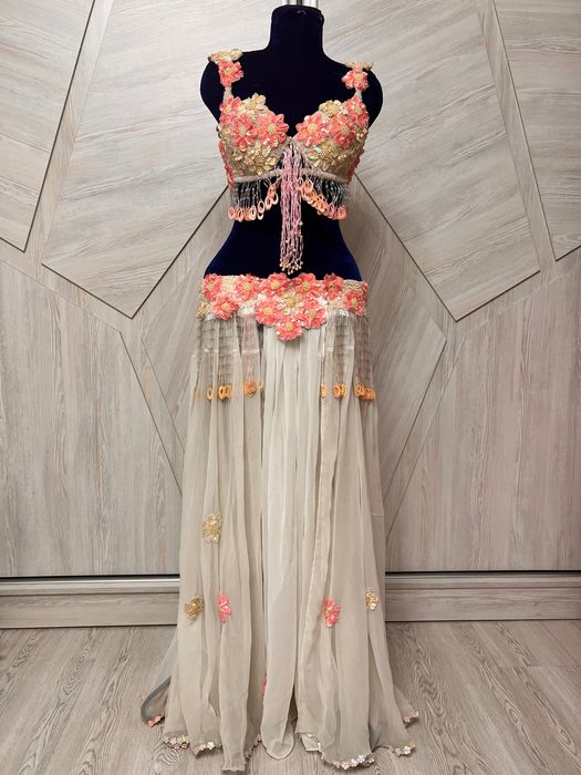 Продаются красивые арабские костюмы б/у. Фото больше в телеграмм.