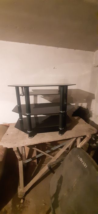 Подставка и телевизор.