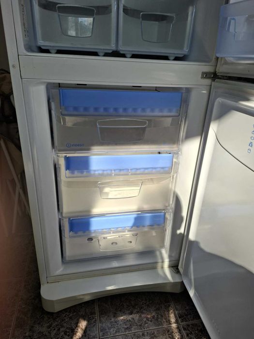 Продавам хладилник Indesit с долен фризер.