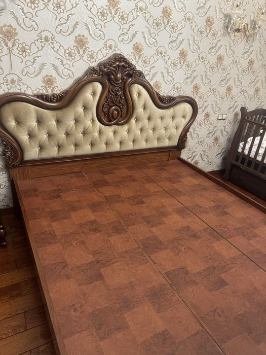 Кровать двухспальная, деревянная.