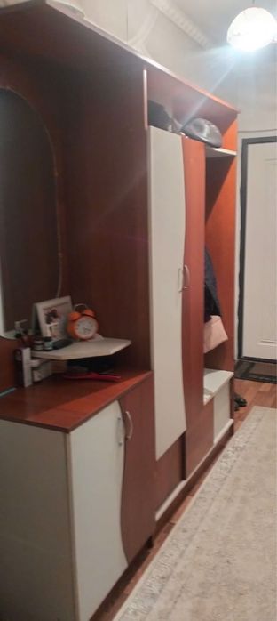 Прихожая 5 стулев и межкомнатные двери