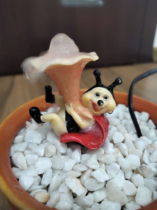 Fântână decorativă de interior cu buburuză