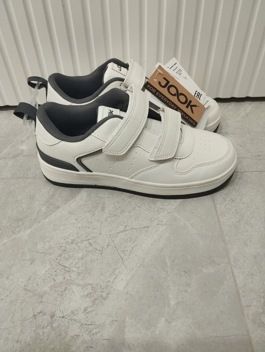 Продам кроссовки новый