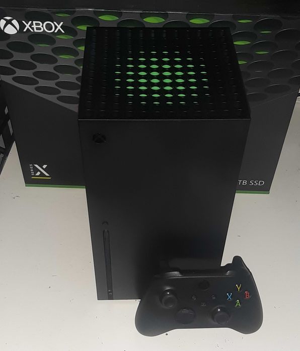 Xbox Series X 1TB — игровая консоль в отличном состоянии