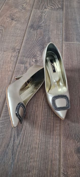 Обувки с ток в злато