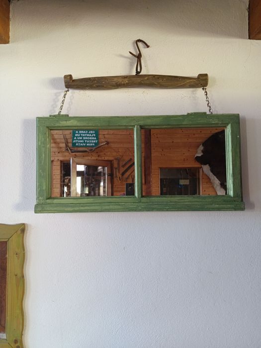 Oglinda artizanala montata pe cruce de caruta